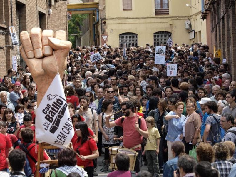 Concentració de veïnes a Can Batlló donant suport al projecte